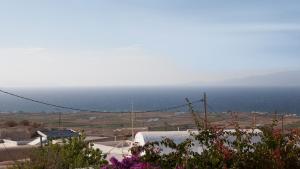 Oia, Finikia Cave House