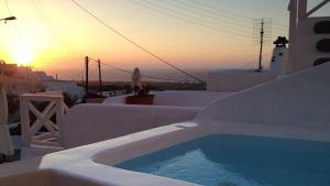 Oia, Finikia Cave House