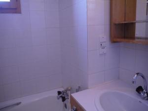 Appartement 3 étoiles à Méribel : 4 chambres, balcon, proche pistes - FR-1-355-49