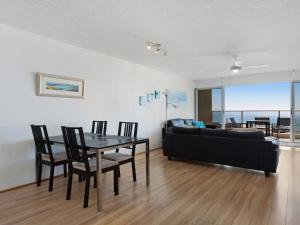 Oceanic 2 On Main Beach