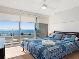 Oceanic 2 On Main Beach