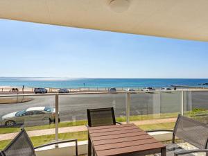 Oceanic 2 On Main Beach