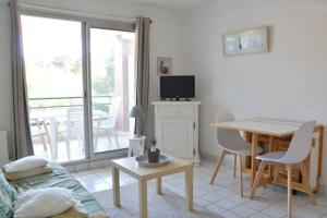 Appartements Studio - 700m plage port - 200m golf - wifi - piscine : photos des chambres