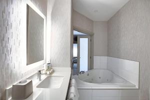 Holiday Inn Express Airport Calgary by IHG