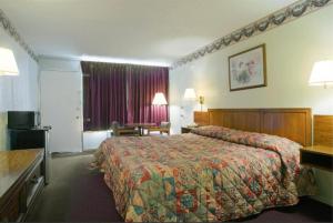 King Room - Non-Smoking room in America's Best Value Inn - Loudon