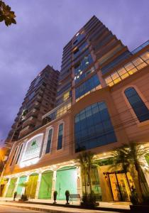 Meia Praia Apto Fino Acabamento 3 suítes e 2 garagens