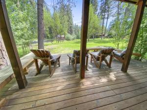 Two-Bedroom Bungalow room in Metolius Cabin 1