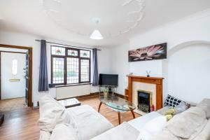 Spacious Dagenham 4Bedroom House with Parking