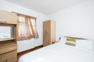 Spacious Dagenham 4Bedroom House with Parking