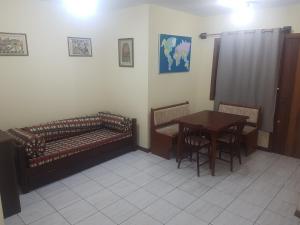 1 quarto a uma quadra da praia