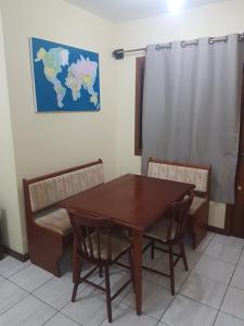 1 quarto a uma quadra da praia