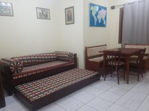 1 quarto a uma quadra da praia