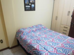 1 quarto a uma quadra da praia