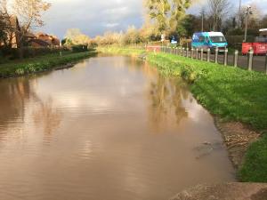 Shepherds Huts Ham Hill, 2 double beds, Bathroom, Lounge, Diner, Kitchen, LOVE dogs & Cats Looking out to lake and by Ham Hill Country Park plus parking for large vehicles available also great deals on workers long term This is the place to relax and