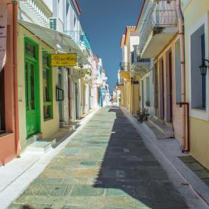 The Oasis House - Steps Away from Menites Springs Andros Greece