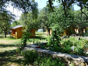 Campings Camping, Hotel De Plein Air Les Cariamas : photos des chambres