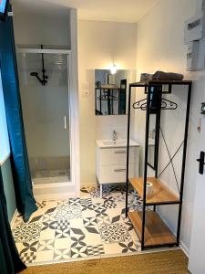 Capstay famars & Netflix