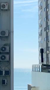 Ótimo Apto 2 quartos, Av. Brasil, de frente, quadra mar.