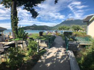 Appartements Logement atypique avec vue unique panoramique sur le lac d’Annecy, dans une residence avec plage et ponton privee sur la commune de Duingt (Rive gauche du lac). : photos des chambres