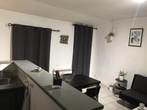 T2 avec TERRASSE, CLIM , box fibre