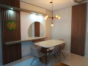 Apê novo Canasvieiras, 2 garagens, excelente localização