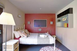 Three bedrooms Unit with free parking