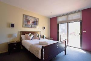 Three bedrooms Unit with free parking