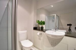 Three bedrooms Unit with free parking