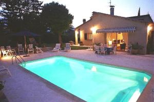 Villas Villa de 3 chambres avec piscine privee jacuzzi et jardin amenage a Cereste : photos des chambres