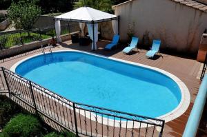 Maisons de vacances Maison d'une chambre avec piscine privee jardin clos et wifi a Gargas : photos des chambres