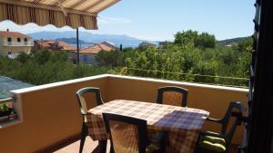 One bedroom appartement at Slatine 250 m away from the beach with sea view enclosed garden and wifi