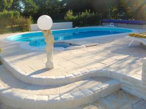 Maison charmante à Bussac-Forêt avec piscine partagée