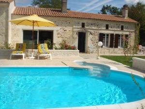 Maisons de vacances Maison d'une chambre avec piscine partagee terrasse et wifi a Bussac Foret : photos des chambres