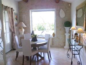 Maisons de vacances Maison chaleureuse a Orange avec piscine privee : photos des chambres