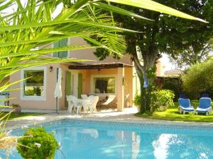 Maisons de vacances Maison de 3 chambres avec vue sur la ville piscine privee et jardin amenage a Orange : photos des chambres