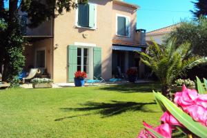 Maisons de vacances Maison de 3 chambres avec vue sur la ville piscine privee et jardin amenage a Orange : photos des chambres