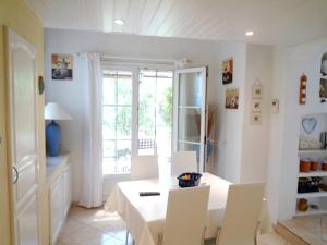 Maisons de vacances Maison chaleureuse a Orange avec piscine privee : photos des chambres