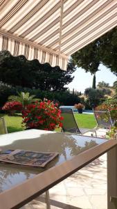 Maisons de vacances Maison de 3 chambres avec vue sur la ville piscine privee et jardin amenage a Orange : photos des chambres