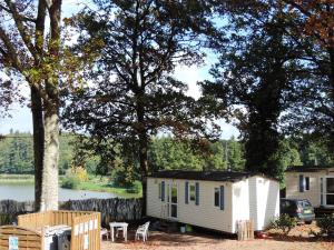 Maisons de vacances Bungalow charmant a Rochechouart avec vue sur lac : photos des chambres