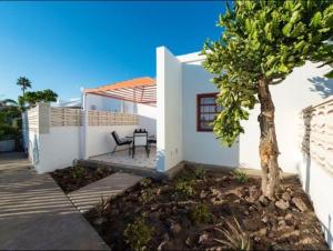 Charming Bungalow in Maspalomas with Shared Pool