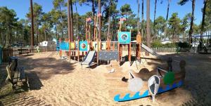 Maisons de vacances Bungalow de 3 chambres avec piscine partagee et jardin amenage a Saint Julien en Born a 5 km de la plage : photos des chambres