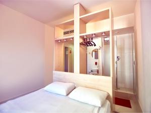 Family Room (2 Adults + 1 Child) room in Hello Hotels Gara de Nord