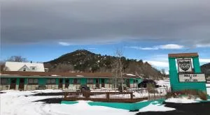 Raton Pass Motor Inn - Aguilar