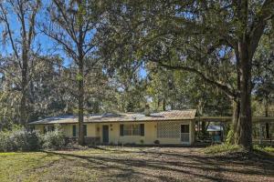 Pet-Friendly Brooksville Cottage with Fire Pit!