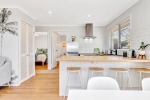 Sanbis Cabin - hidden boutique retreat, sea views