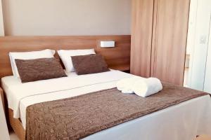 Flat TOP e PERFEITO inteiro na Barra da Tijuca com cozinha, lavanderia, GARAGEM e wi fi