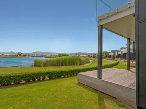 Lakeside Villa Retreat - Matarangi Downstairs Unit - Whangapoua