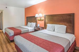 Deluxe Queen Room with Two Queen Beds - Non-Smoking room in Motel 6-Levittown PA - Bensalem