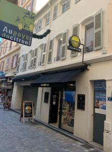 One-Bedroom Apartment room in Amicoeur