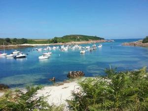 Maisons de vacances Maison de 4 chambres a Cleder a 500 m de la plage avec jardin clos et wifi : photos des chambres